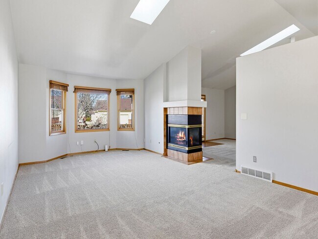 Foto del edificio - Beautiful Home with New Carpets, Fenced Yard, A/C, and Finished Basement!