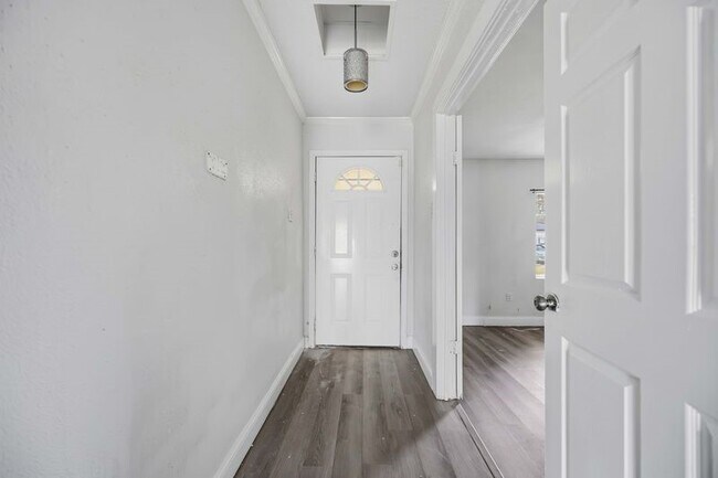 Foto del edificio - 12659 Chiswick Rd