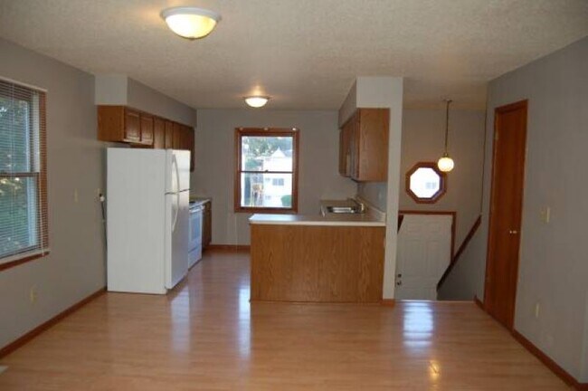 Building Photo - 908 N Dodge St