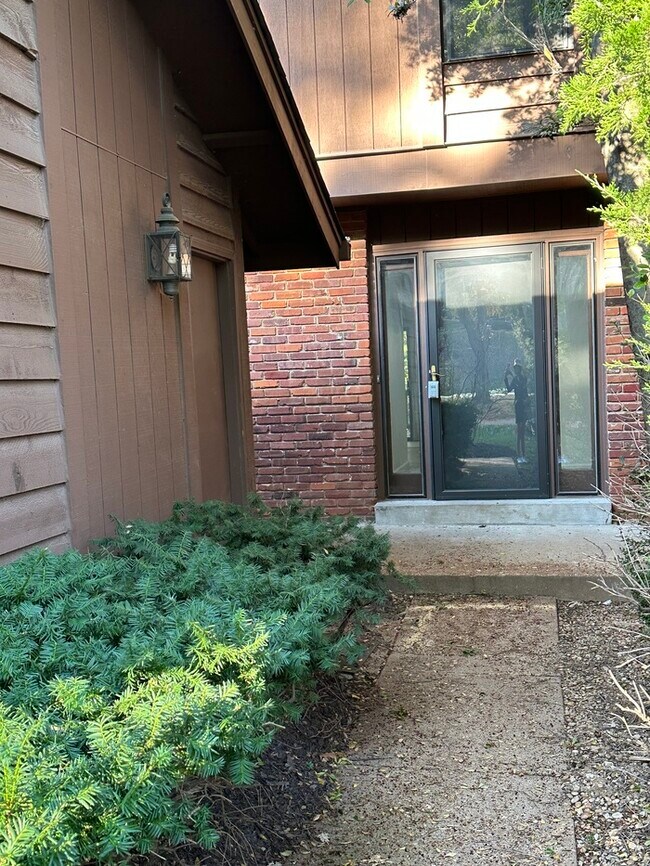Building Photo - Beautifully Updated Townhome in Kirkwood