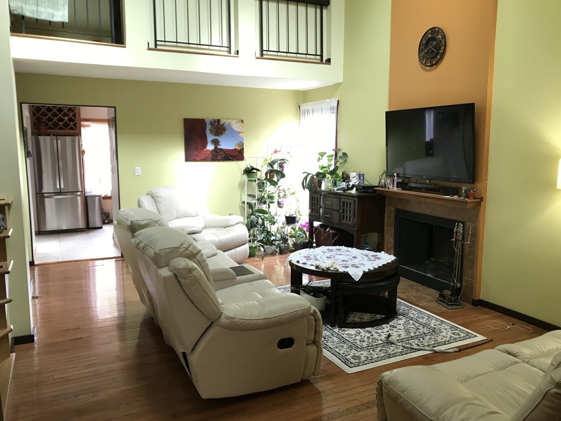 Living Room with High Ceiling - 533 Isle Royal Bay Is