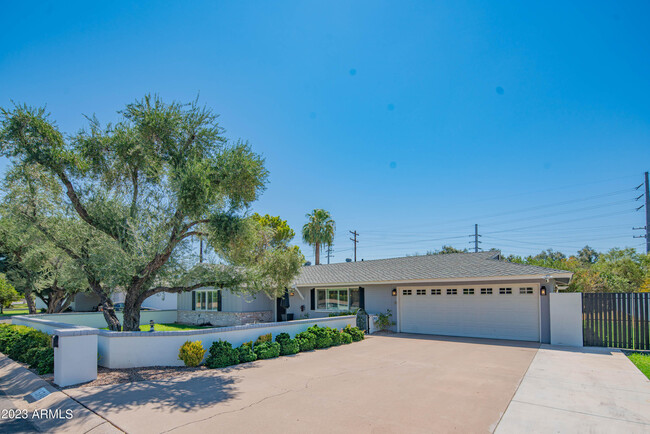 Building Photo - 5749 E Calle Del Paisano