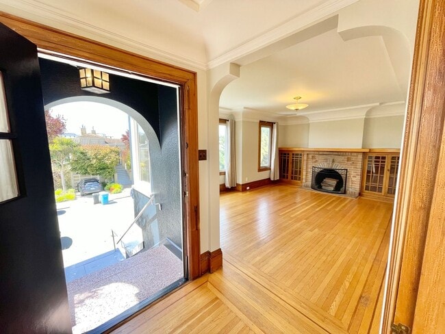 Building Photo - Westwood Park - Stunning 3BR+ / 2 BA Home w/Fabulous Back Yard! - PROGRESSIVE