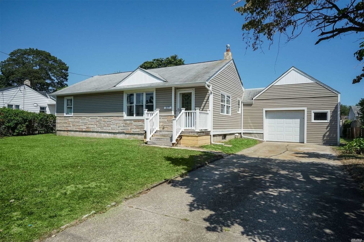 Primary Photo - 1077 Manor Ln