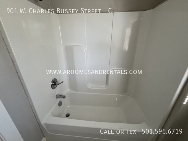 Building Photo - 901 W Charles Bussey Ave