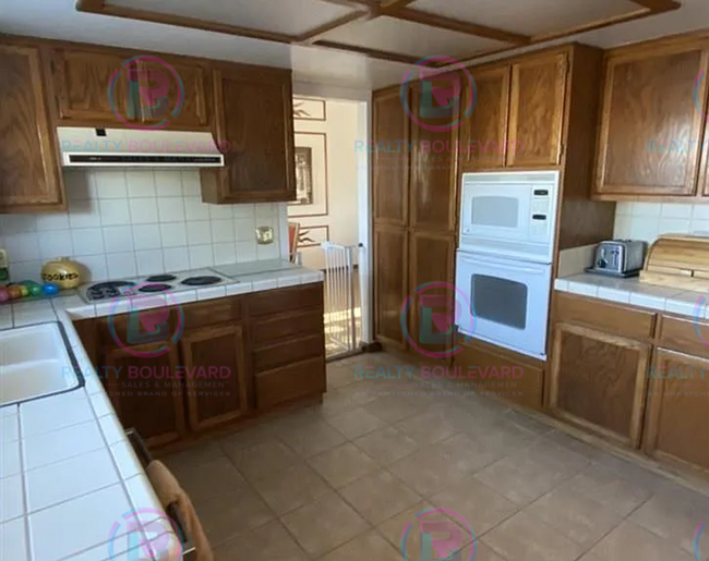 Building Photo - Spacious 4-bedroom, 3-bath home located in...
