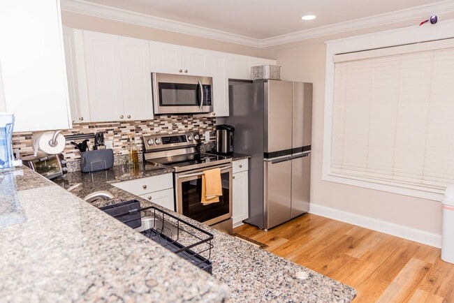Building Photo - 2 Bedroom/ 2 bath - entry level END UNIT with side balcony & upgraded kitchen and bathrooms-LEASE...
