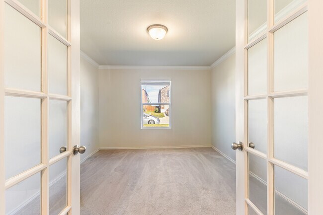 Foto del edificio - 10112 Falkland Rd