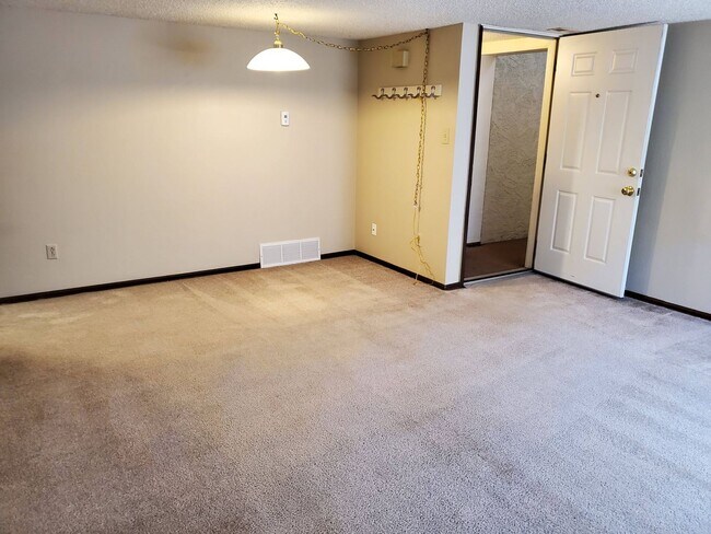 Foto del edificio - 1 Bedroom, 1 Bath - Basement Unit