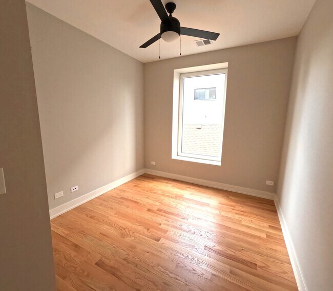 Foto del edificio - 2100 W 18th Pl