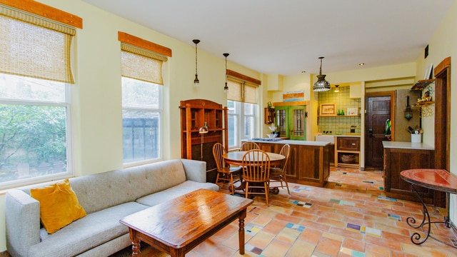 Primary Photo - 4435 N Beacon St