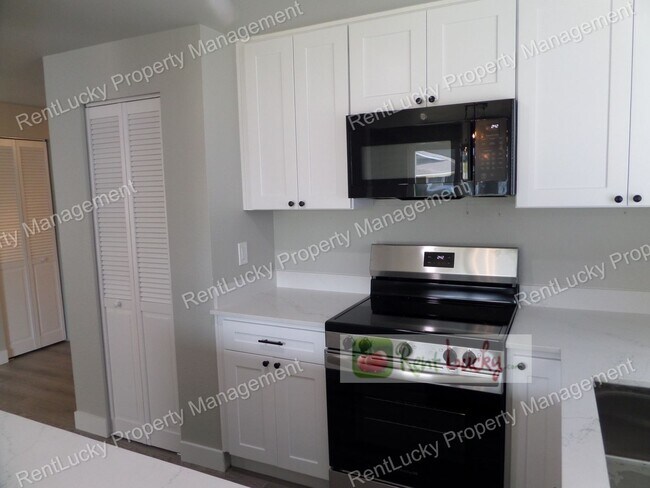 Foto del edificio - Fully Remodeled & GORGEOUS 2-Bedroom Unit ...