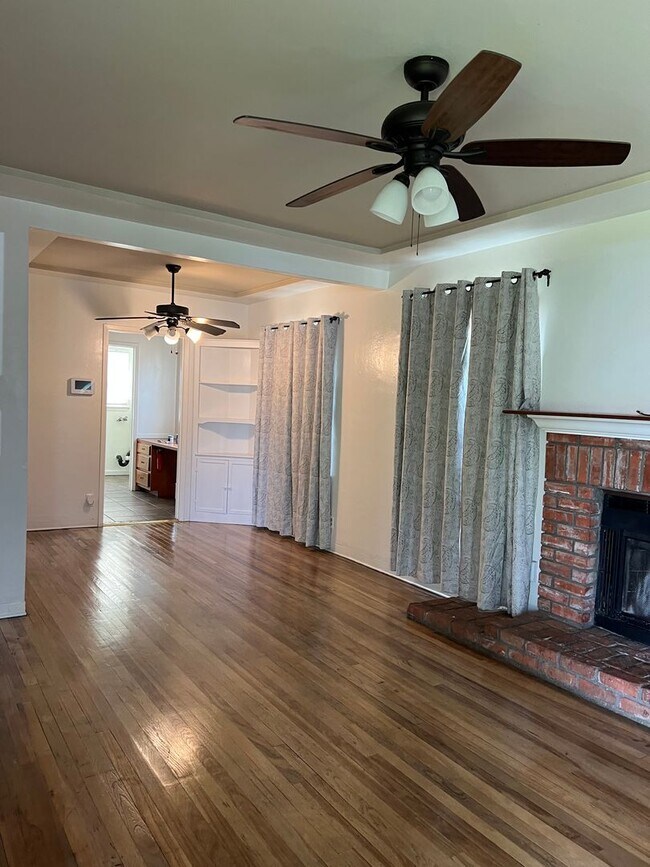 Building Photo - Nice Corner House 3 Bedroom 1 Bathroom