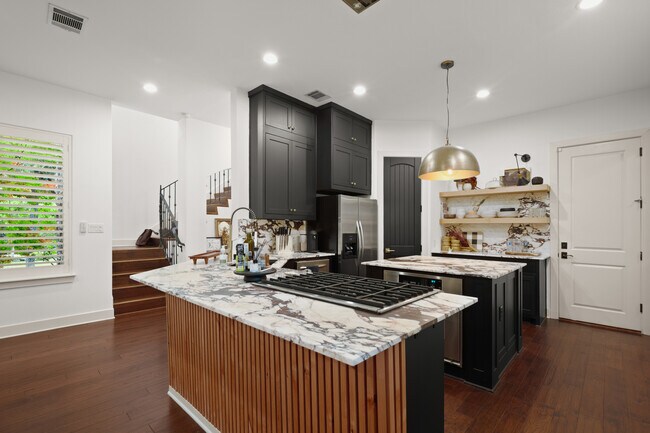 Foto del edificio - 2400 Kinney Rd