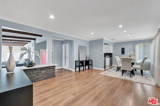 Foto del edificio - 6241 Canby Ave