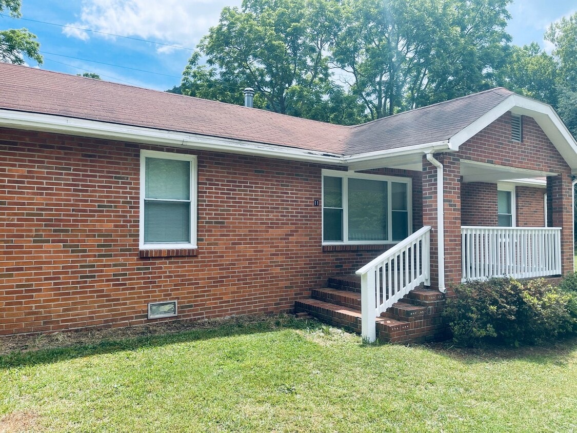 Primary Photo - Charming 2-Bedroom in Candler with Large Y...