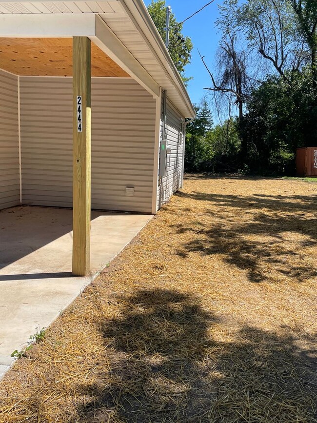 Building Photo - 3 bed 2 bath 1 Carport $995/month