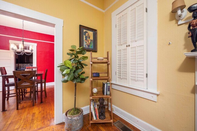 Foto del edificio - Charming Lakebottom Bungalow with Historic...