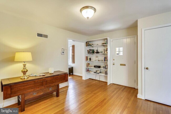 Foto del edificio - 5009 Malden Dr