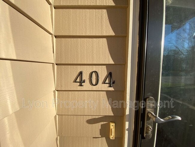 Building Photo - 404 Maple Brook Rd