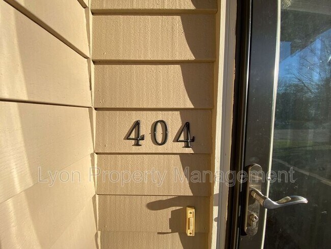 Foto del edificio - 404 Maple Brook Rd