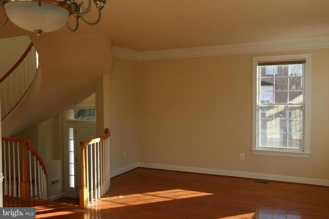 Building Photo - Discover this beautifully updated end unit townhome offering a perfect blend of style, comfort, a...