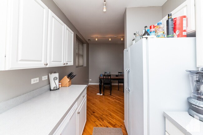 Foto del edificio - 2859 N Southport Ave