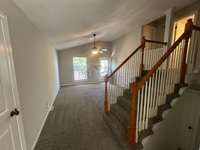 Building Photo - 3 bed / 1 bath duplex for rent - $1425- re...