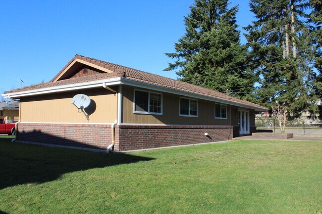 Foto del edificio - Beautiful 4 bedroom Rambler home with shop...