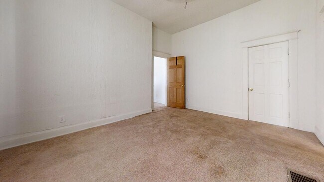 Building Photo - 619 3rd St