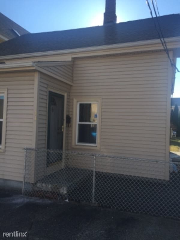 Primary Photo - 4 br, 1 bath House - 33 Locust St