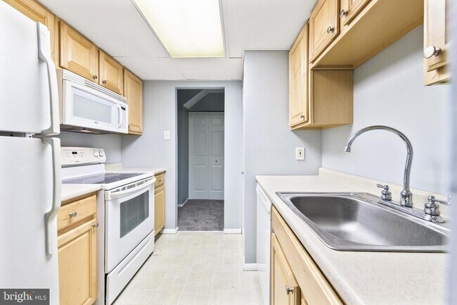 Building Photo - 214 VILLAGE Walk
