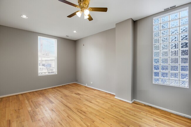 Foto del edificio - 2313 W McLean Ave