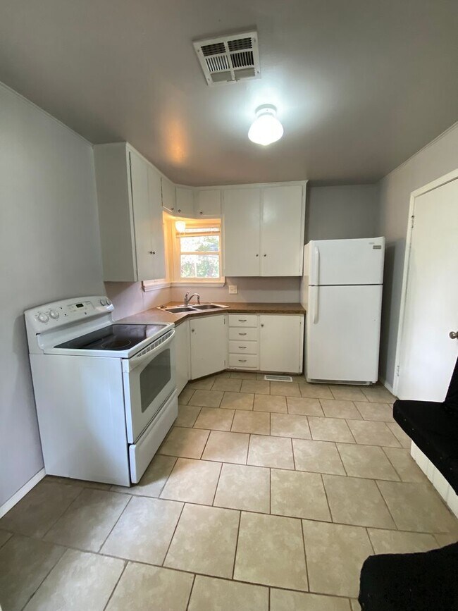 Foto del edificio - Cute 2 Bed 1 Bath in The Village