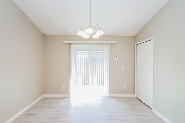 Foto del edificio - 9591 Lupine Ave