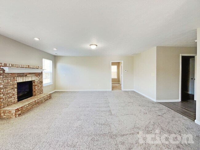 Foto del edificio - 214 Rolling Ridge Dr