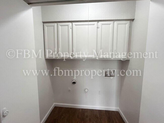 Foto del edificio - 614 Lost Springs Ct