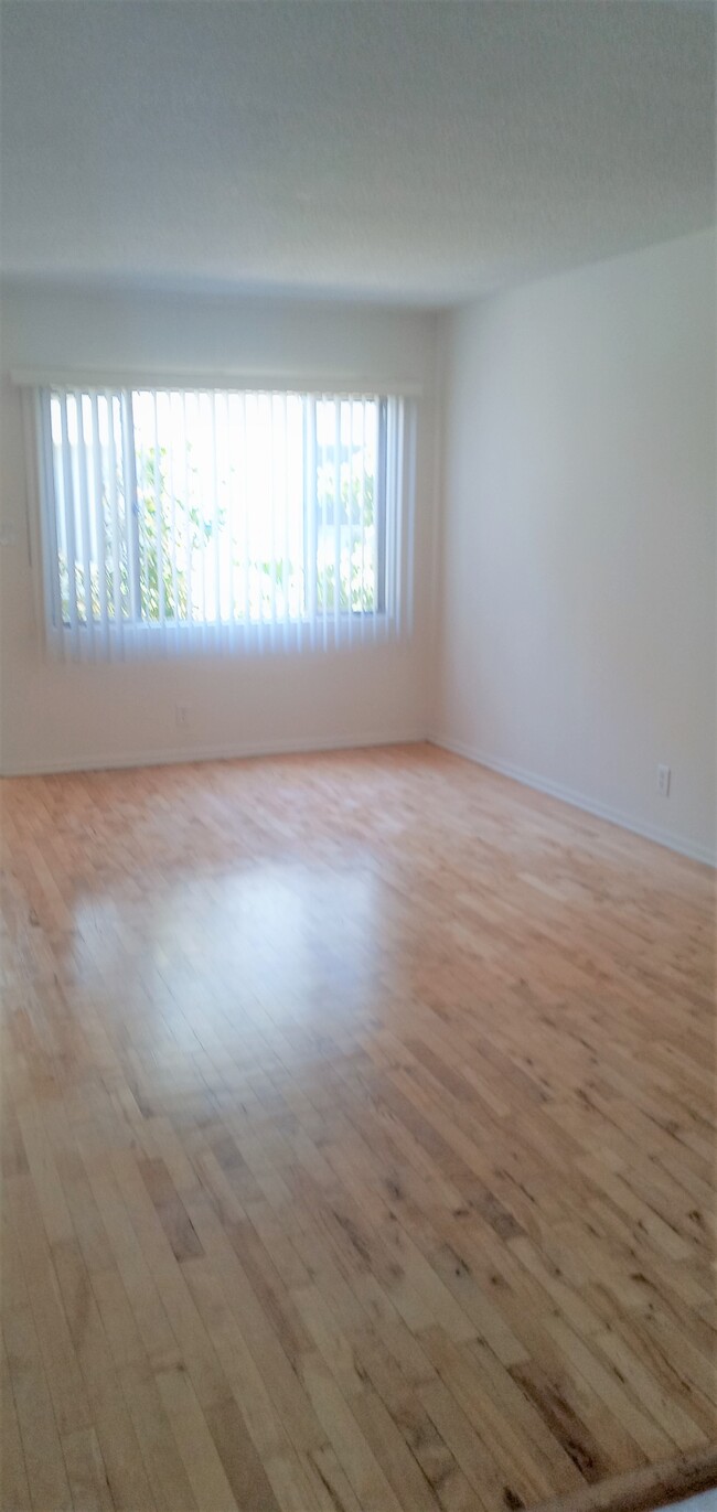 Living Room - 16907 Yukon Ave