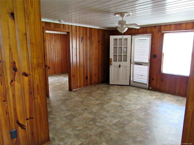 Building Photo - 1404 N Barker St