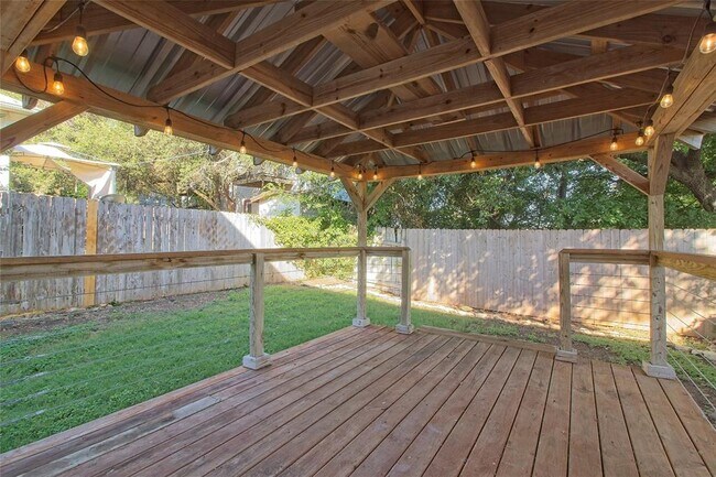 Foto del edificio - 2903 Whisper Oaks Ln