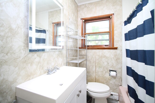 Building Photo - 115 Crestmont Ave