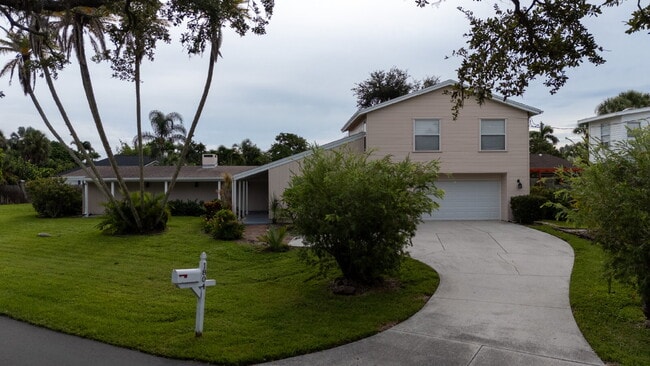 Foto del edificio - Spacious 5-Bed, 4-Bath Sarasota Home with ...