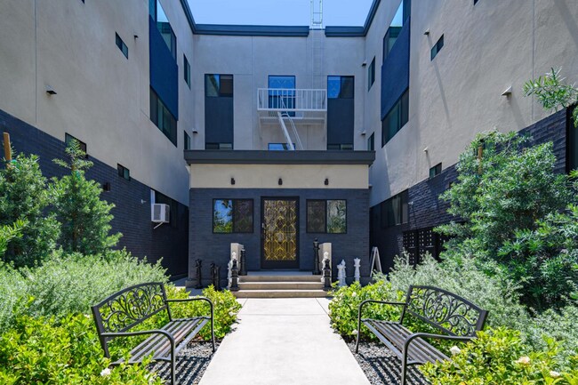 Foto del edificio - 3006 Royal St Los Angeles, CA 90007