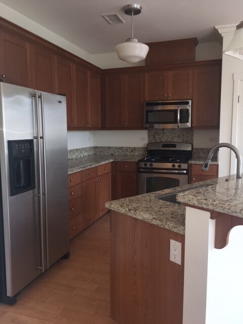 Foto del edificio - Live Upstairs, Work Downstairs: Rare Versatile Carpinteria Craftsman Townhouse!