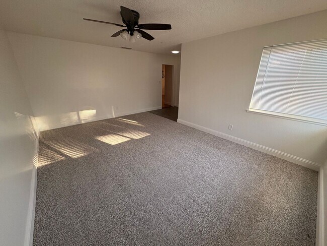 Building Photo - 8325 Lake Forest Dr