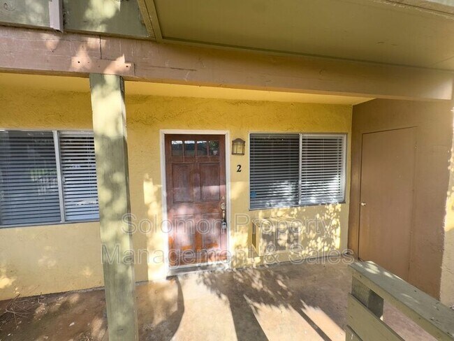 Foto del edificio - 2094 E Grand Ave