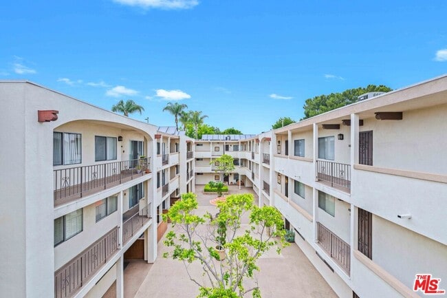 Foto del edificio - 12801 Moorpark St