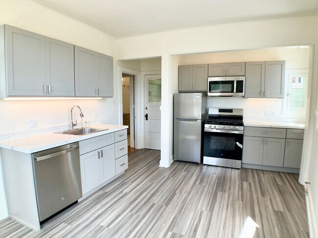 Foto del edificio - REMODELED and Spacious.  IN-UNIT LAUNDRY! ...
