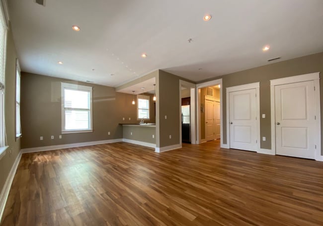 Building Photo - 425 E Hillside Dr