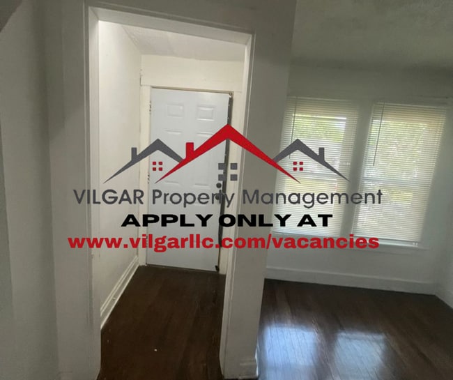Building Photo - Spacious & Smart Layout! 3-bedroom, 1-bath...
